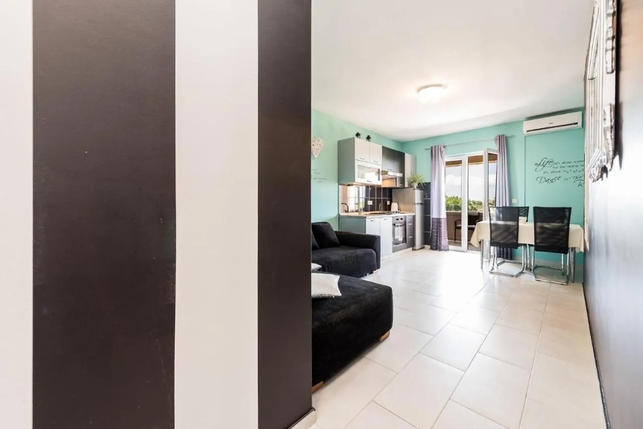 Family Friendly Apartments Kim - By Ta Leut Agency Privlaka